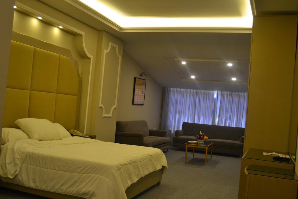 Platinum Hotel Тир Екстериор снимка