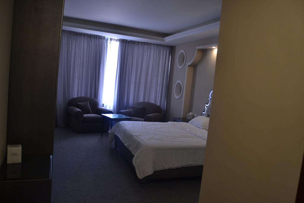 Platinum Hotel Тир Екстериор снимка
