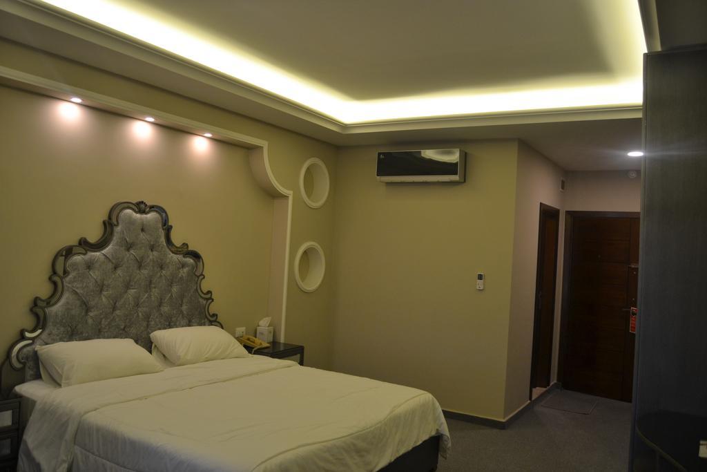 Platinum Hotel Тир Екстериор снимка