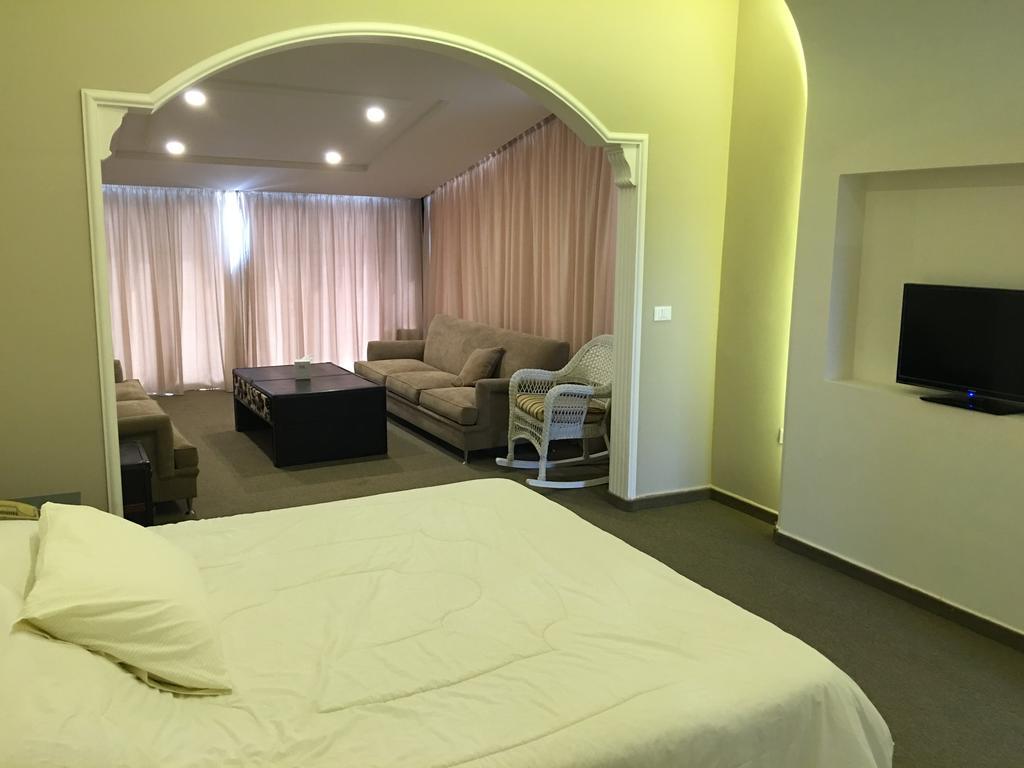 Platinum Hotel Тир Екстериор снимка