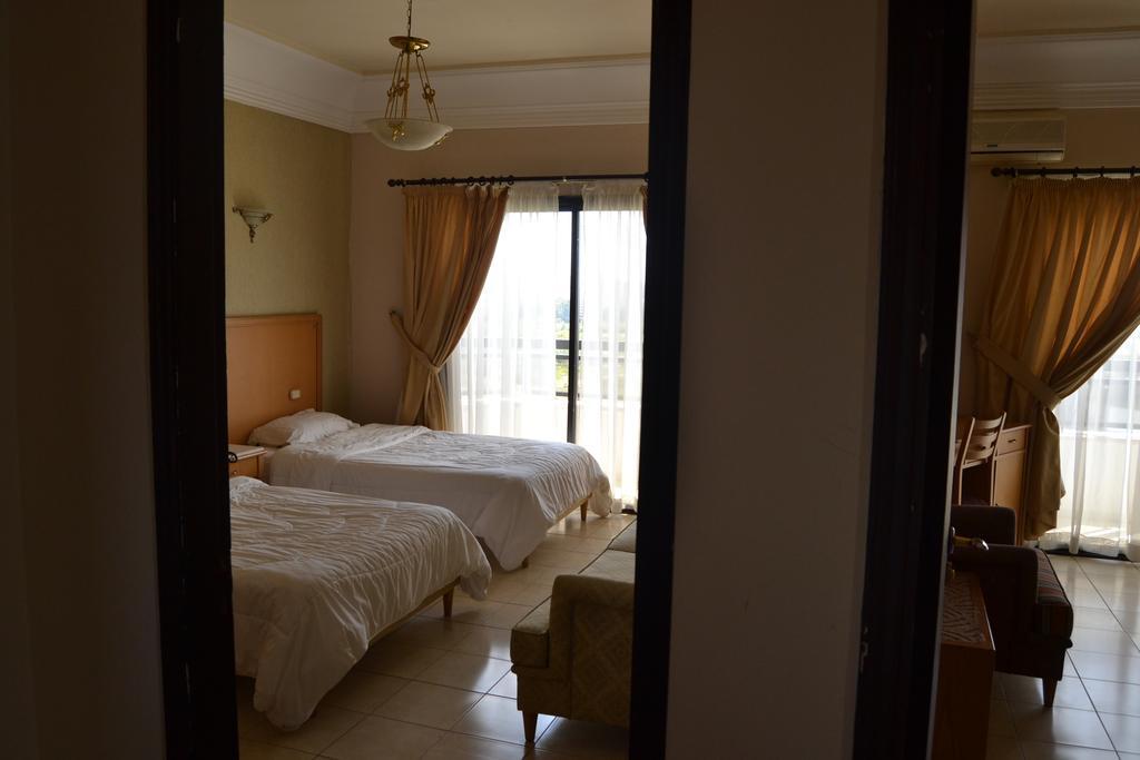 Platinum Hotel Тир Екстериор снимка